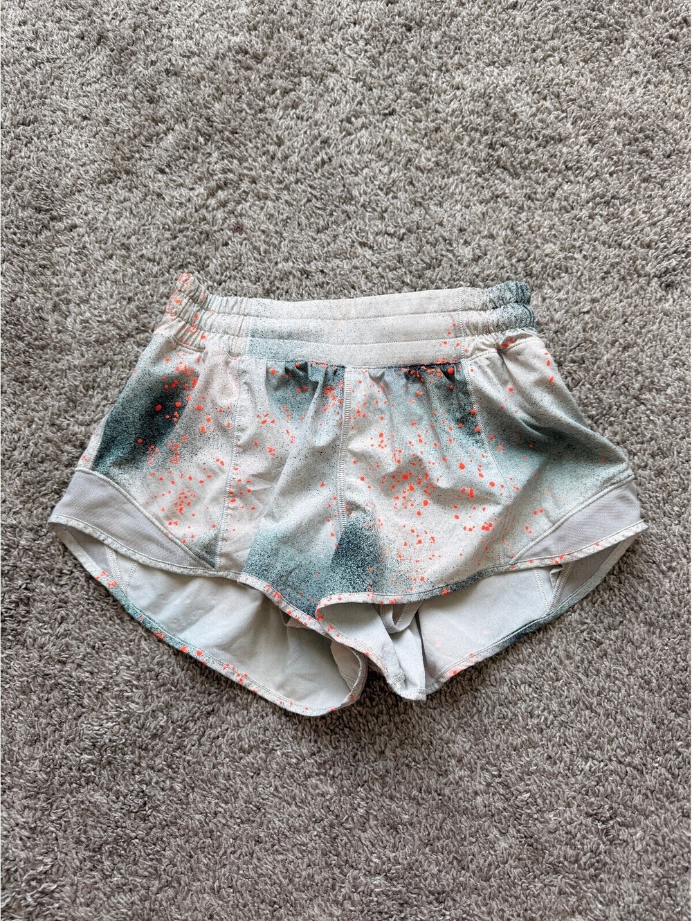 Lululemon Size 4 Hotty Hot Low-Rise Short 2.5”